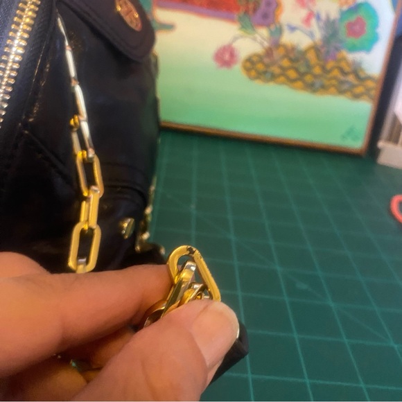 Tory Burch Black Leather Crossbody Bag with Gold Chain - Picture 4 of 12